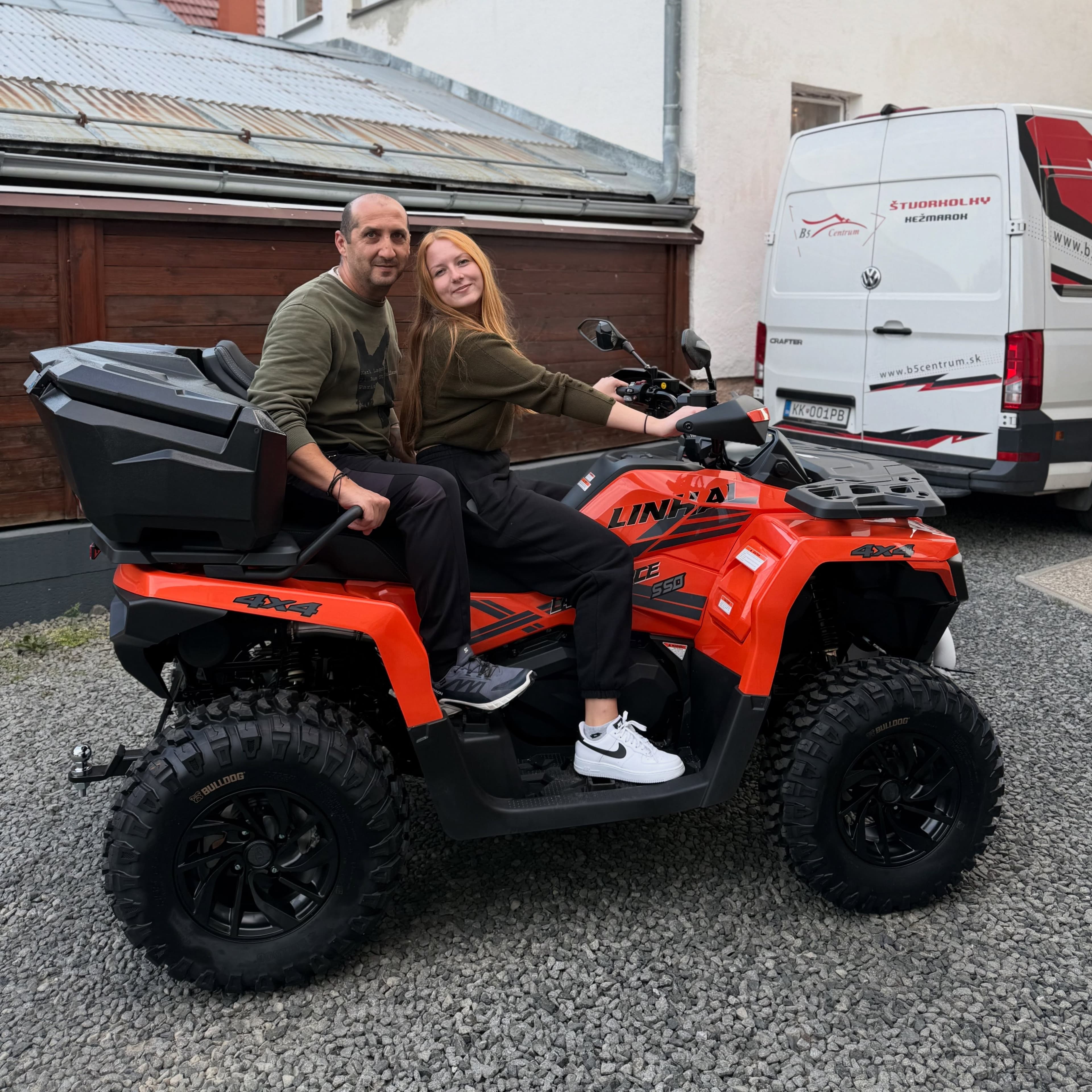 Najkrajšia farba na Linhai Landforce 550 je jednoznačne táto krásna oranžová - a myslí si to určite aj Sofia s otcom 😁