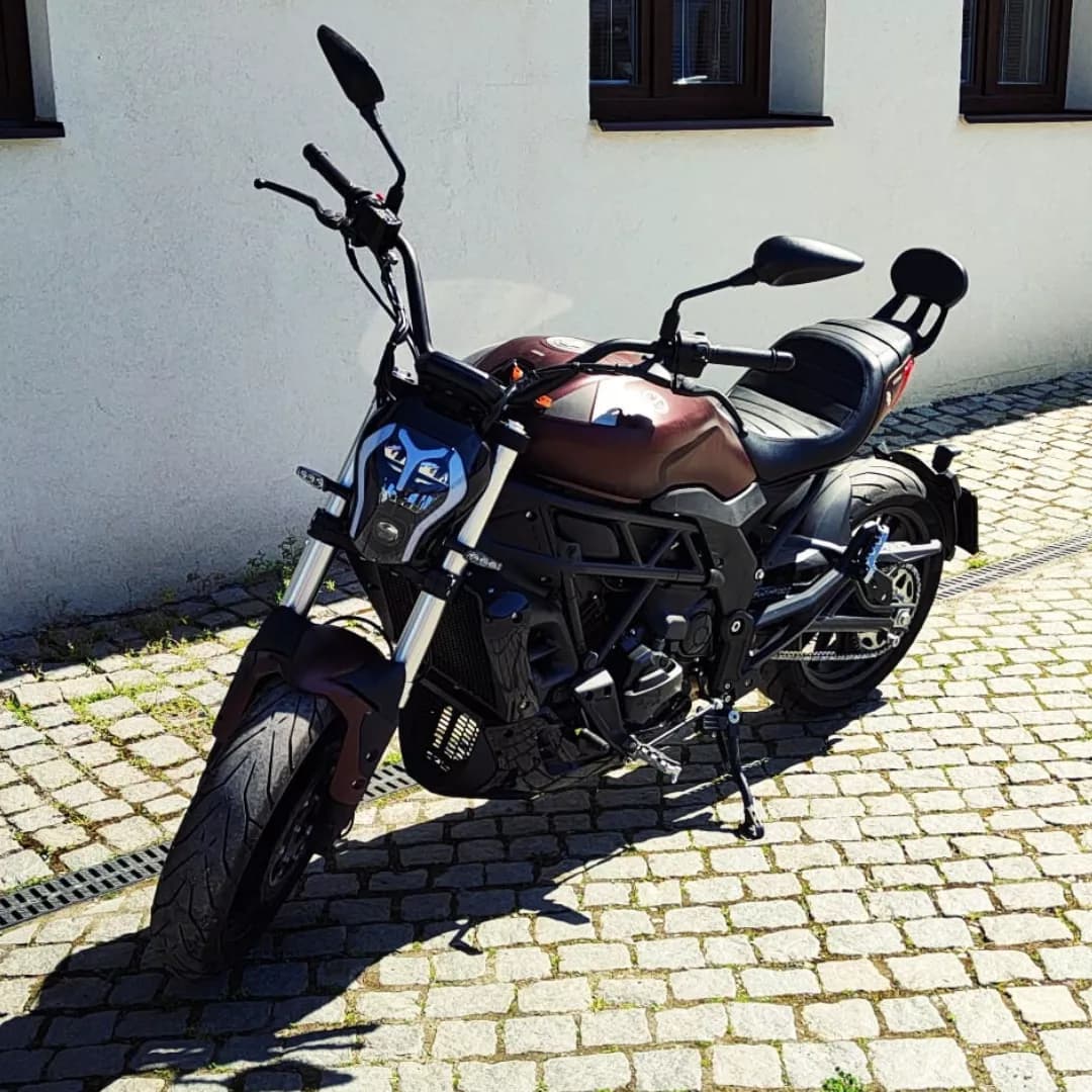 BENELLI - 502C ČERVENÁ - BAZAROVÝ MOTOCYKEL