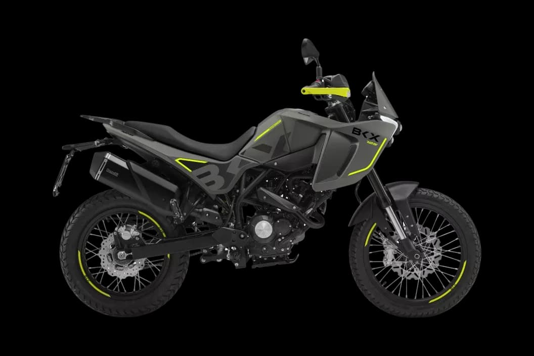 BKX 125 CEMENT GREY - ľahký dobrodružný motocykel pre mladé jezdce, univerzálny a ľahko ovladatelný parťák na asfalt i do terénu s jedinečným designem